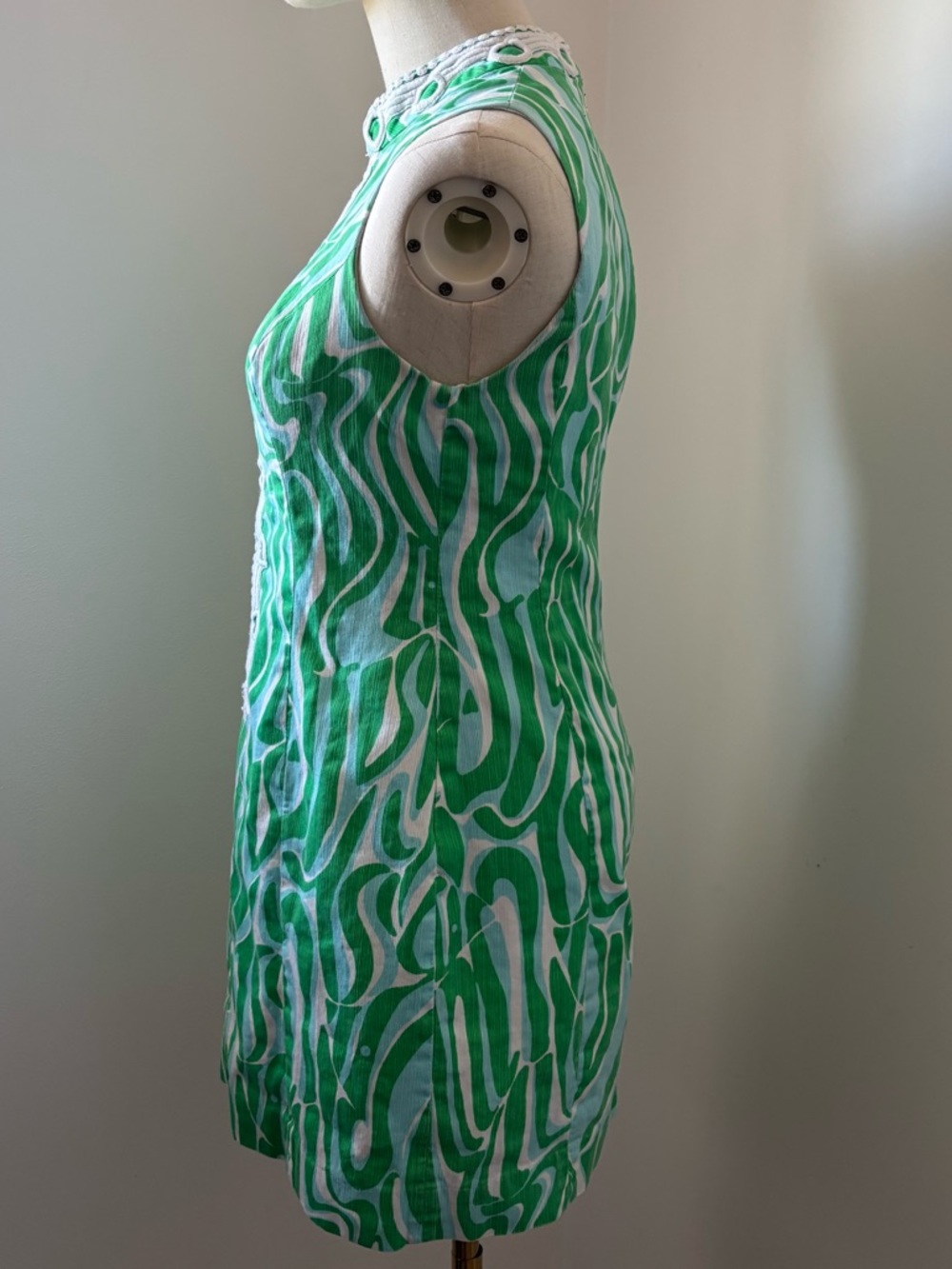 Sleeveless Green Wave-Print Shift Dress with Decorative Trim - Picture 6 of 14